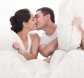 vyras ir moteris buciuojasi lovoje